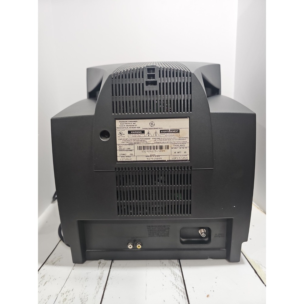 GE Vintage CRT Television with Built-In VCR, Model 13TVR62, Black - Picture 9 of 16